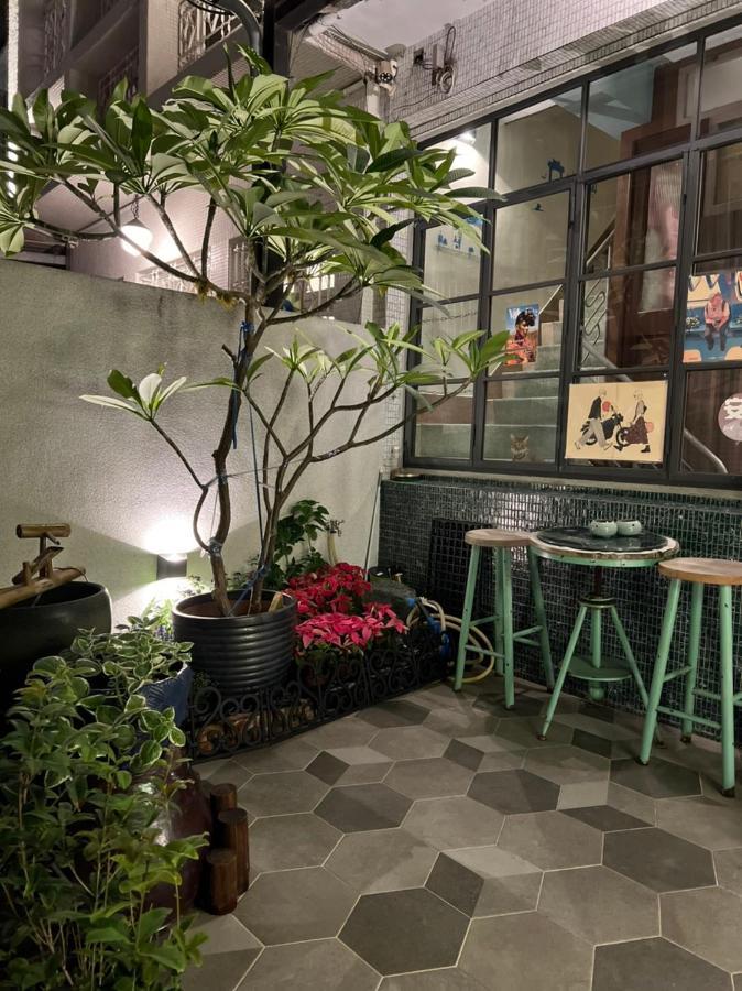 Local Backpacker Hostel Đài Nam Ngoại thất bức ảnh